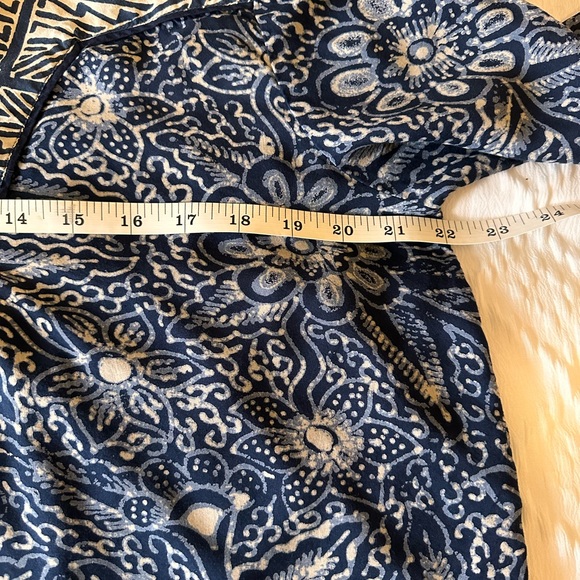 Lucky Brand Batik Print Top Blue and Cream floral print Size Large 3 buttons - Picture 7 of 7